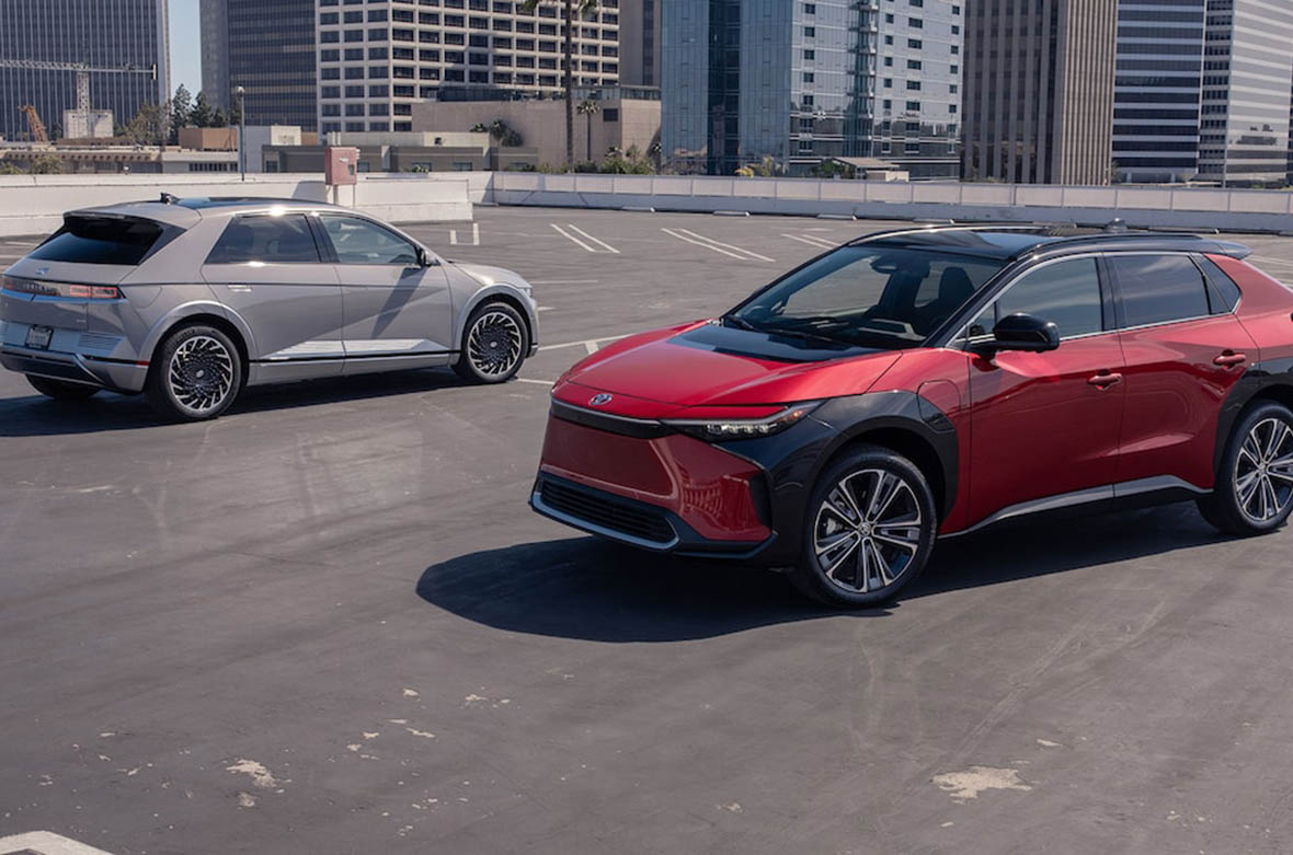 Сравнение электрокроссоверов Hyundai Ioniq 5 и Toyota bZ4X Сравнение электрокроссоверов Hyundai Ioniq 5 и Toyota bZ4X